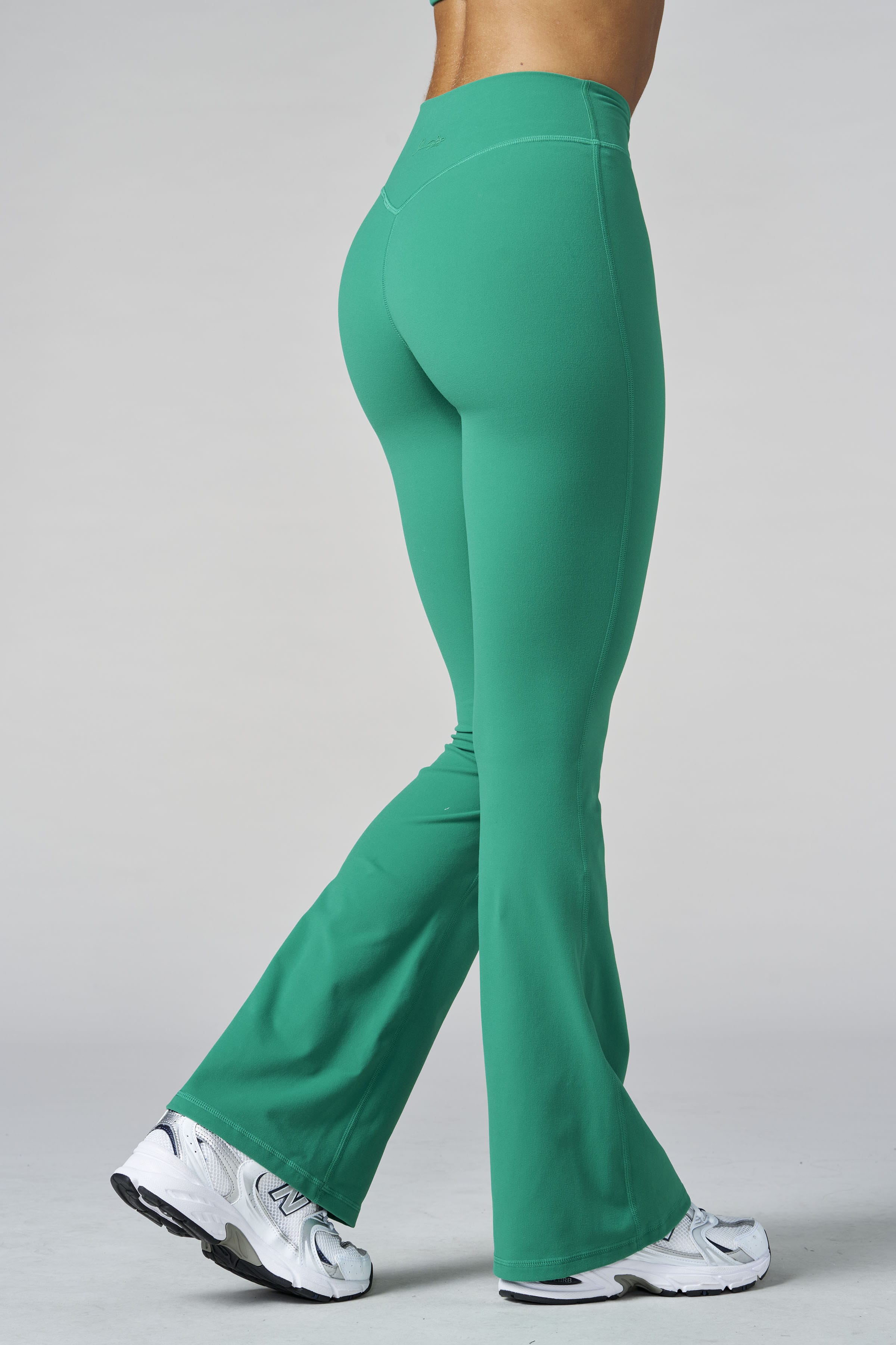 W2279 Buttersoft Scrunch Band Flare Leggings (short)
