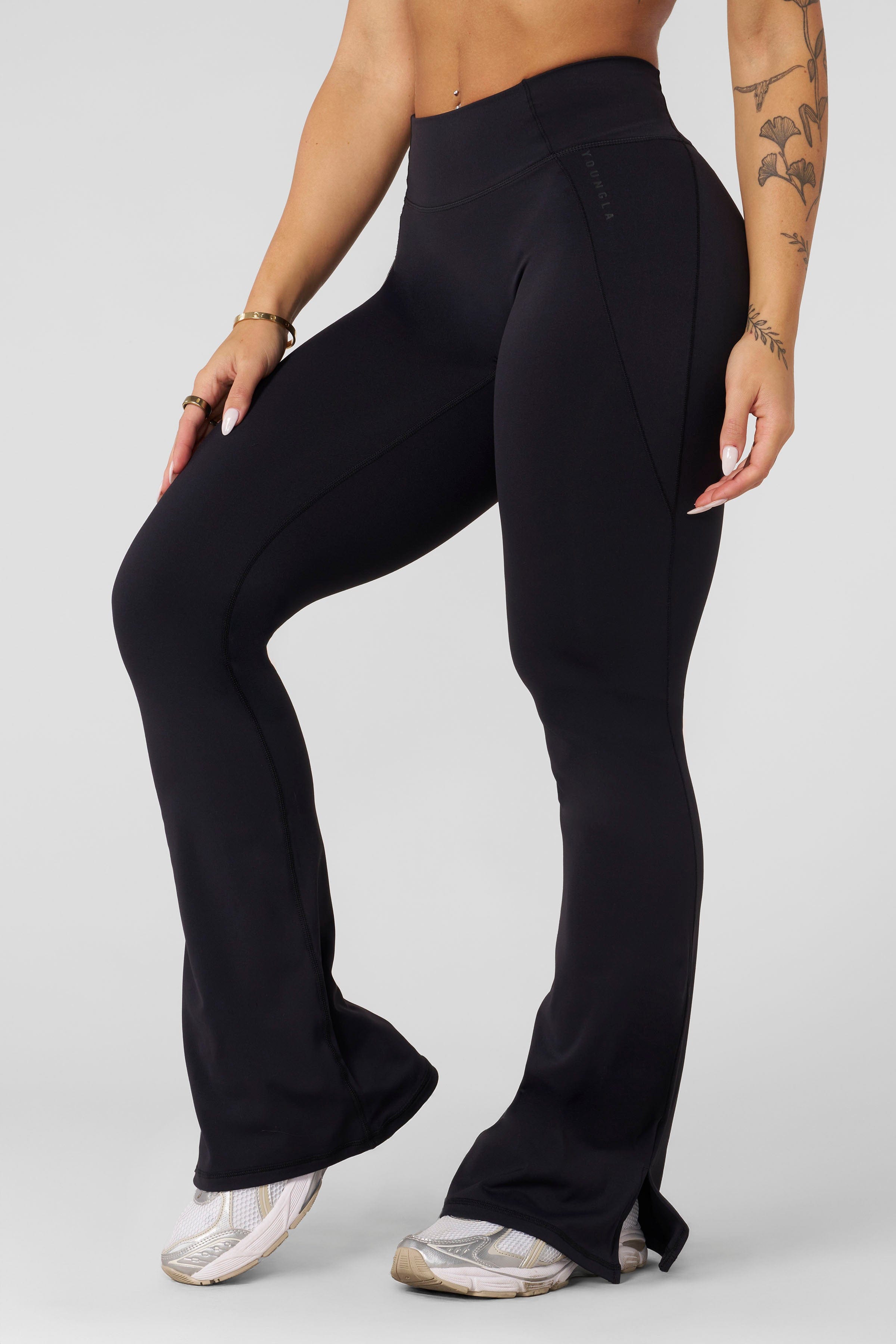 W285 - Elevate flare leggings- Soft, brushed flared leggings with a compressive fit, designed for medium-impact movement and everyday comfort in Black