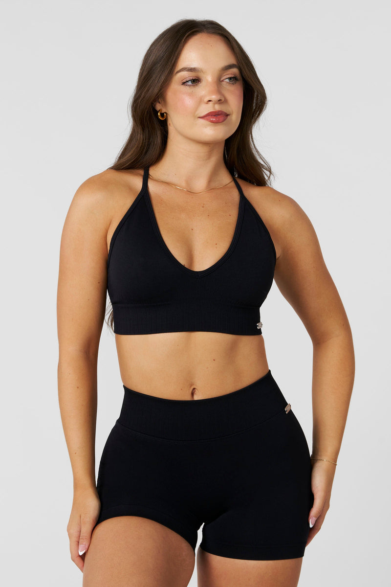W367 - Sculpt Seamless Plunge Bra - Medium Impact Bra ā ultra-soft seamless design with a flattering deep V-neckline and removable padding for adjustable support in colour Black.
