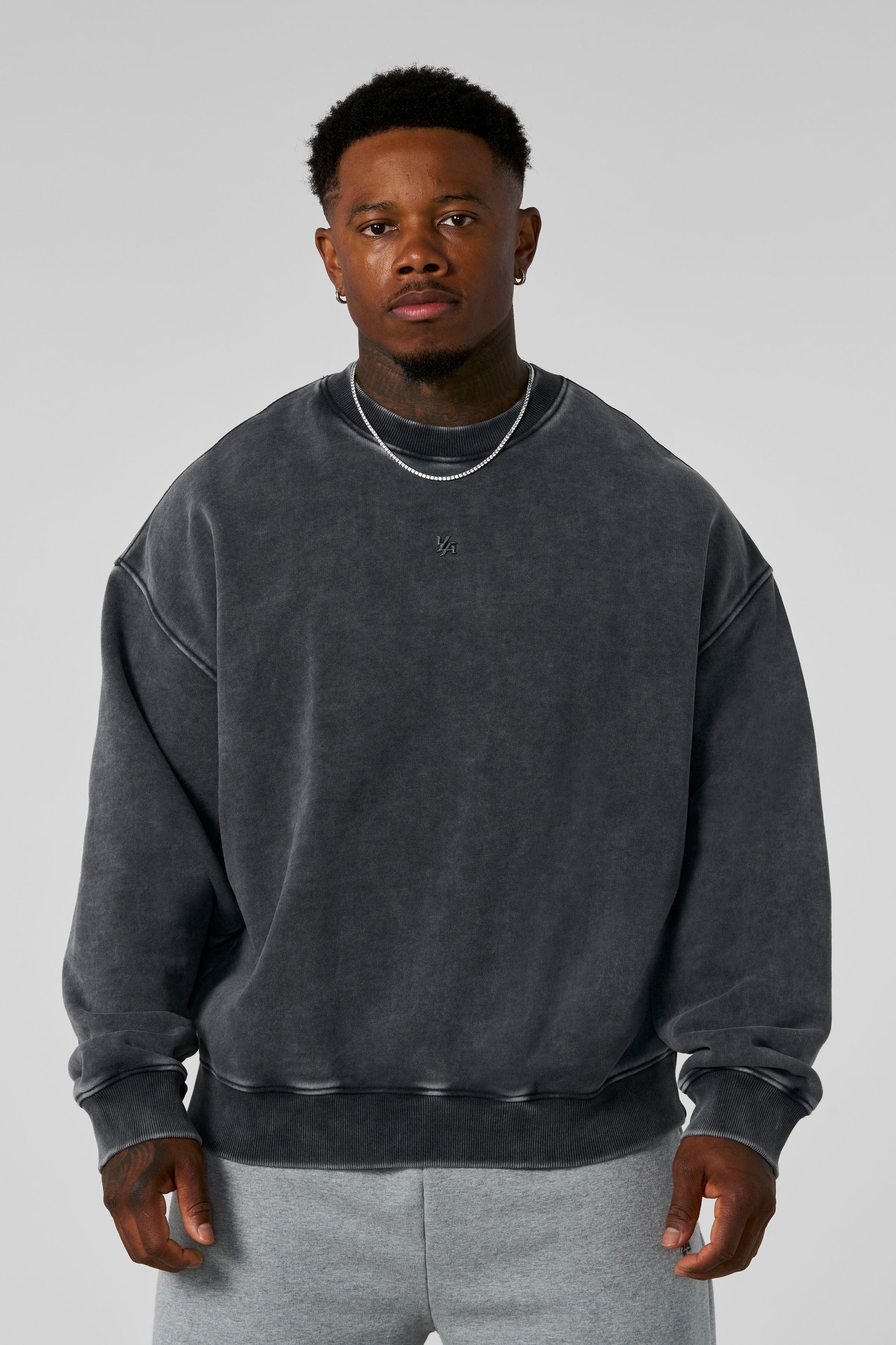 5095 - Elevated Essentials - Crewneck - Heavyweight cotton crewneck with a relaxed fit and ribbed cuffs. Soft interior and minimal 'Elevated' branding for a comfortable, premium everyday essential in Grey Wash.