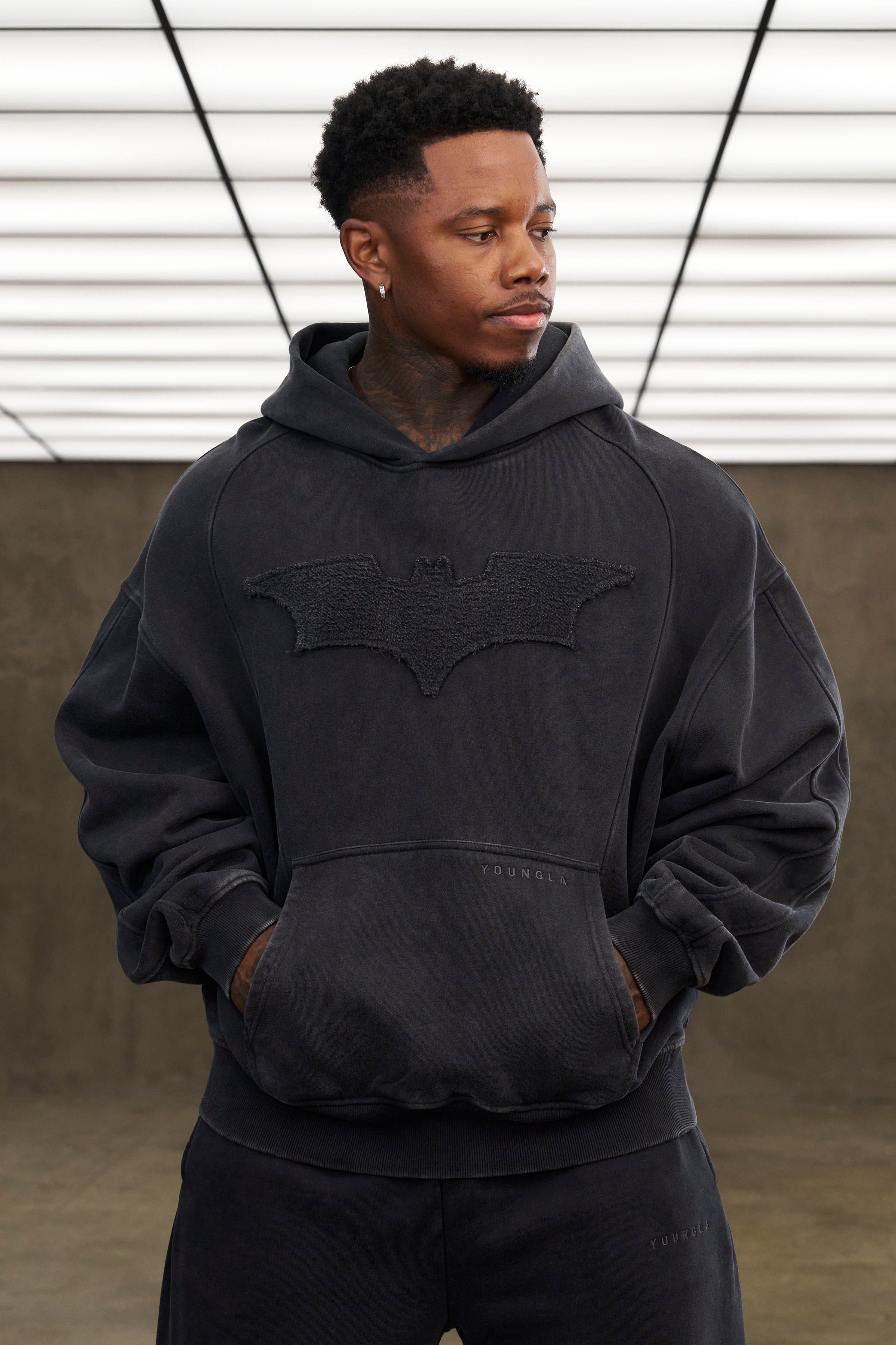 LYFT×BATMAN SO SERIOUS? フード付きパーカー ダークグレー LYFT×BATMAN SO SERIOUS? フード付きパーカー ダークグレー Black