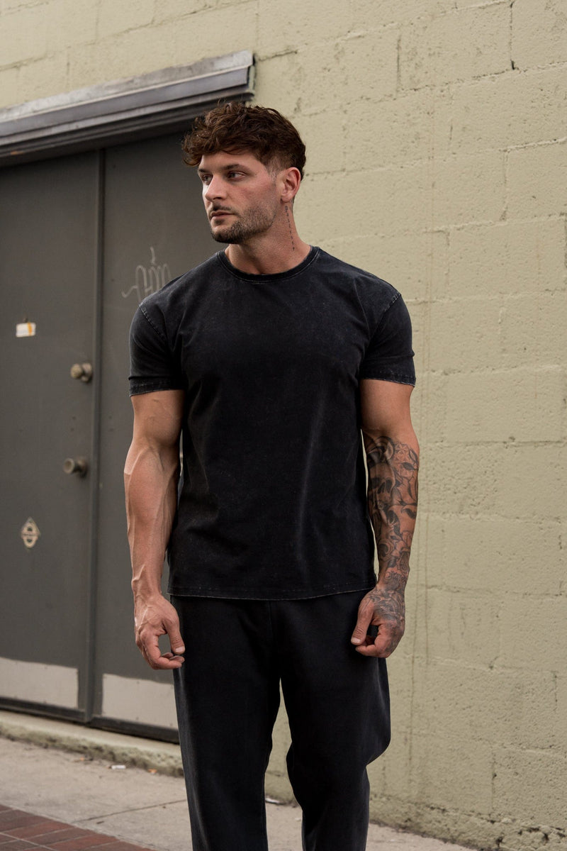 4148 - Elevated Essentials - Fitted Tee -Fitted cotton-elastane tee with slight stretch, breathable and versatile in colour Black Wash.