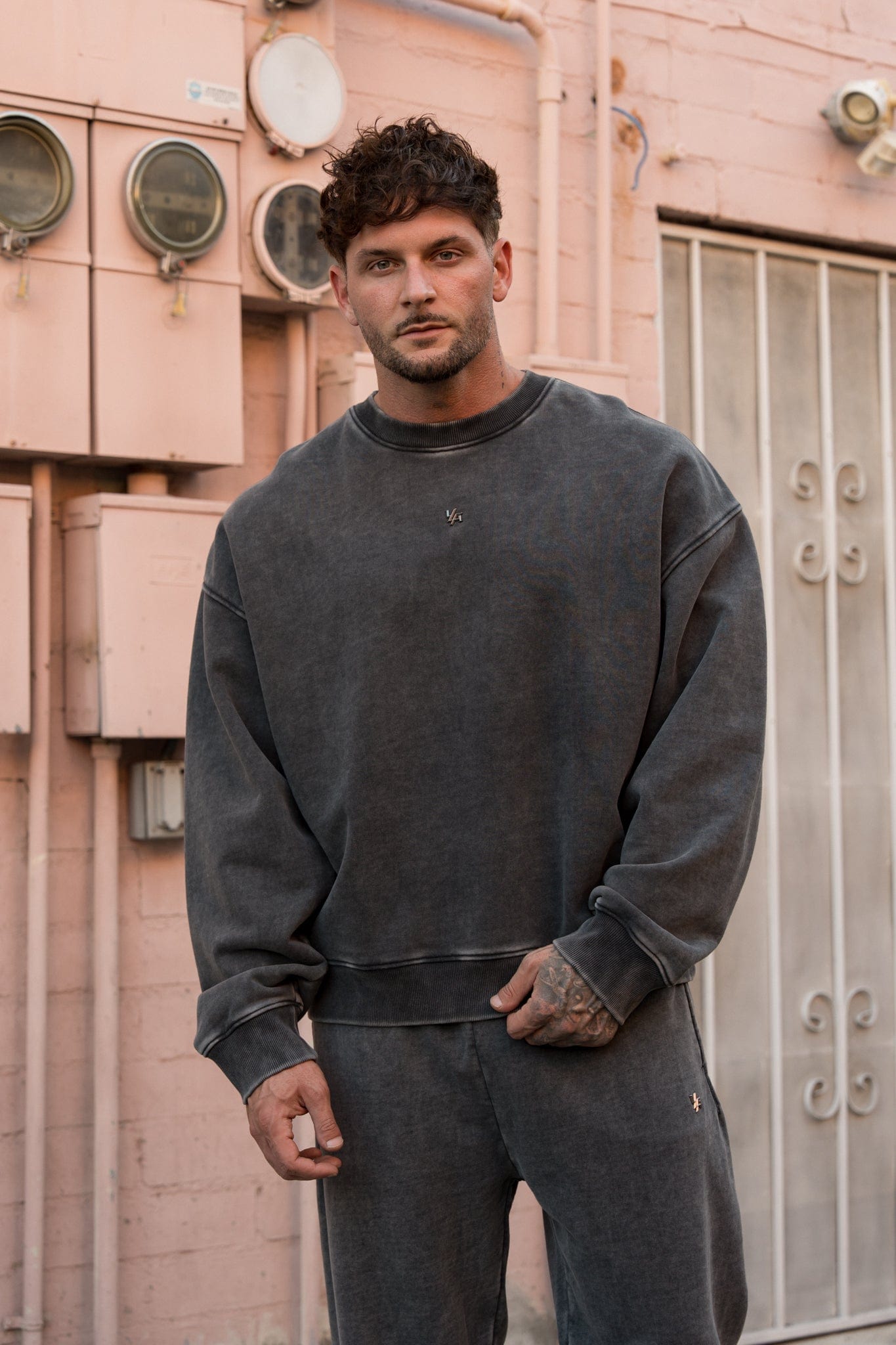 5095 - Elevated Essentials - Crewneck - Heavyweight cotton crewneck with a relaxed fit and ribbed cuffs. Soft interior and minimal 'Elevated' branding for a comfortable, premium everyday essential in Grey Wash.