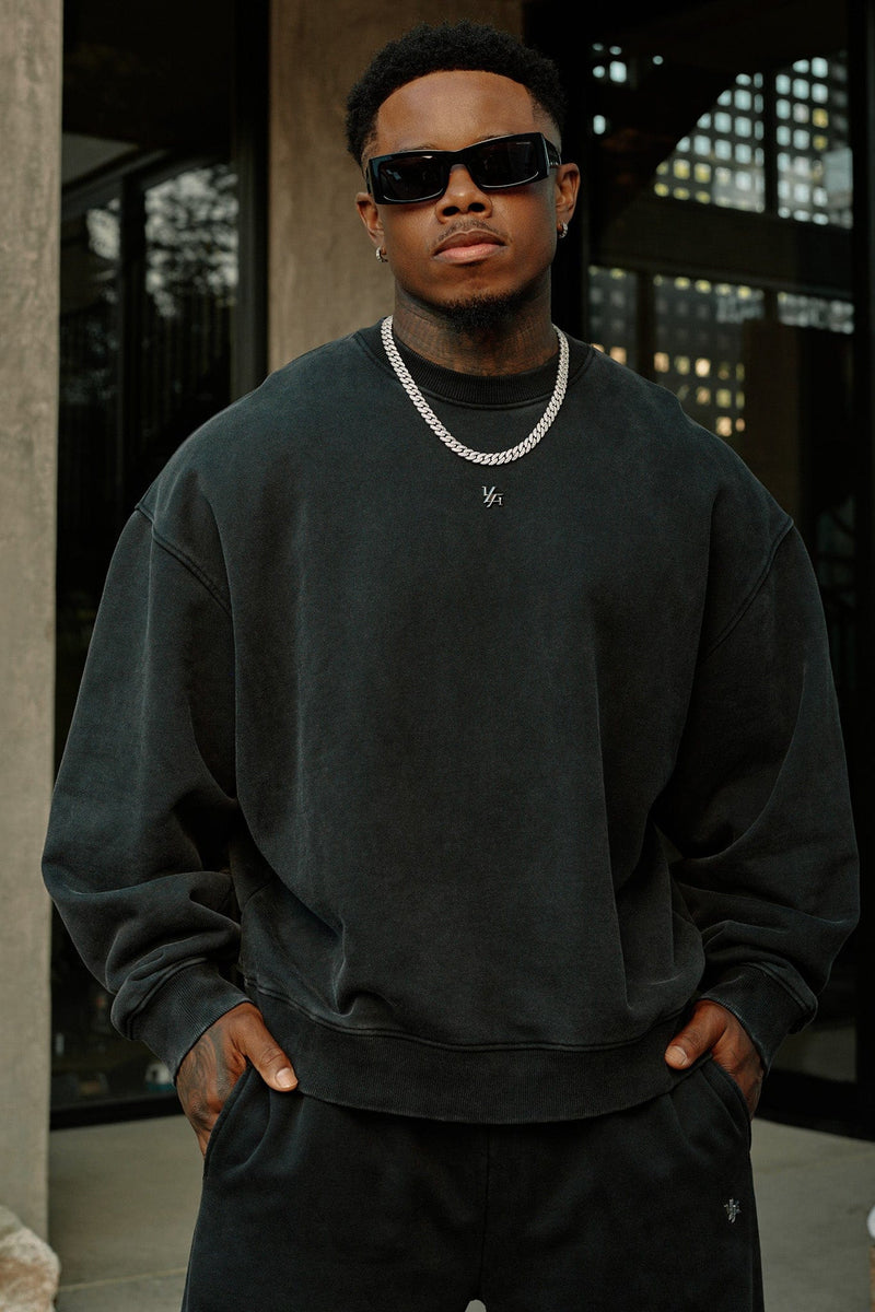 5095 - Elevated Essentials - Crewneck - Heavyweight cotton crewneck with a relaxed fit and ribbed cuffs. Soft interior and minimal 'Elevated' branding for a comfortable, premium everyday essential in Black Wash.