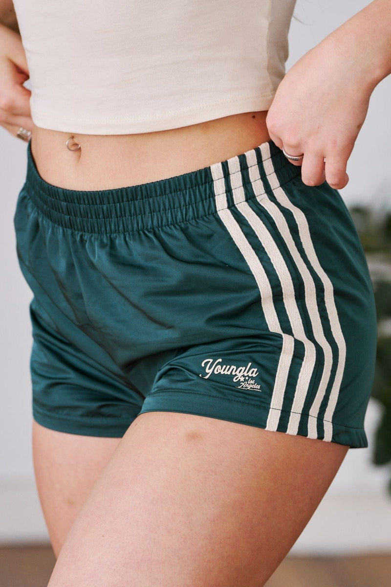 Ultra-lightweight low-rise shorts in windbreaker material with elastic waistband, combining sporty functionality and casual comfort for everyday wear in colour Green.