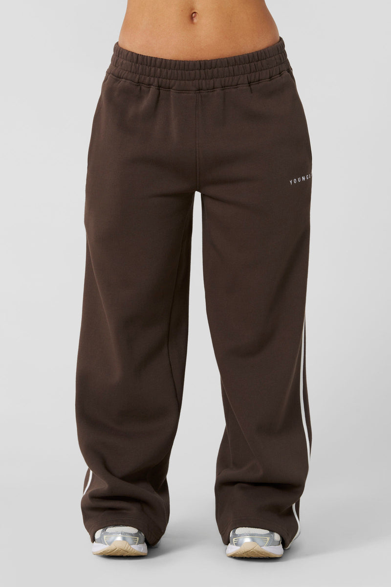 W239 - Streak Joggers - Laid-back slouchy joggers designed for ultimate comfort and style. Perfect for lounging, layering, or stepping out. Pair with the matching tank for a minimal, cozy, effortless look in Brown.