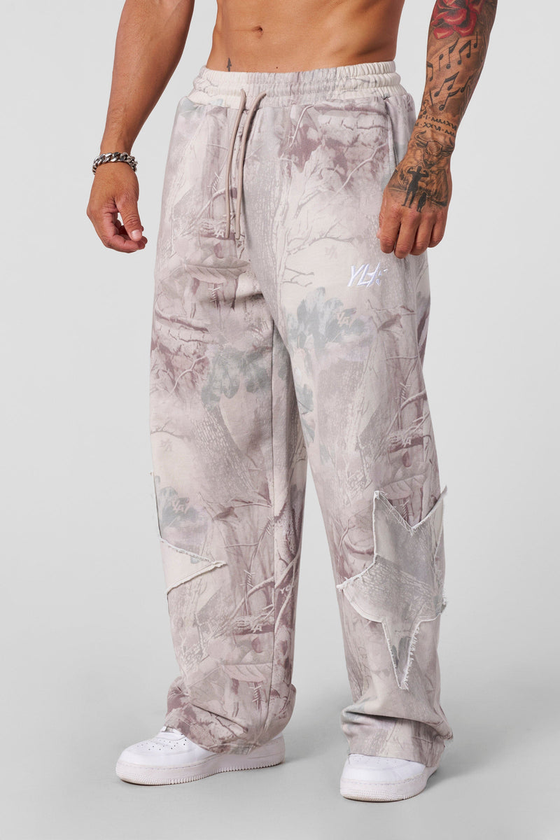 2058 - Superstar Sweats - Superstar Sweats in heavyweight 460 GSM terry cotton with a structured, no-cuff fit. Garment-washed with star patches for a vintage-meets-streetwear look in Desert Tan Tree Camo.