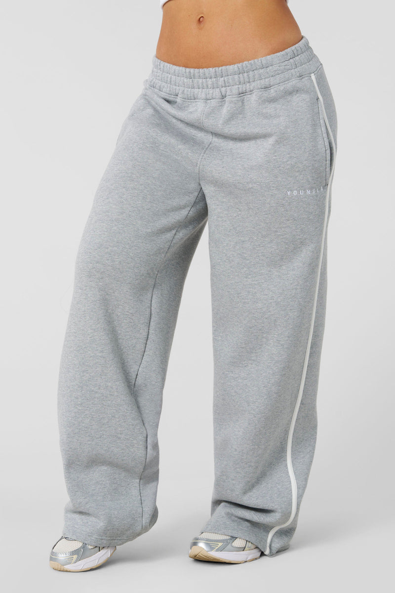 W239 - Streak Joggers - Laid-back slouchy joggers designed for ultimate comfort and style. Perfect for lounging, layering, or stepping out. Pair with the matching tank for a minimal, cozy, effortless look in Heather Grey.