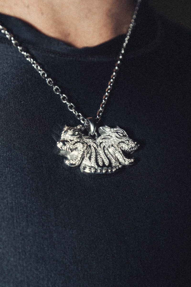 9103 Silver Twinsignia Pendant with two pitbulls, a 24-inch chain, and a 27 × 43 mm pendant.