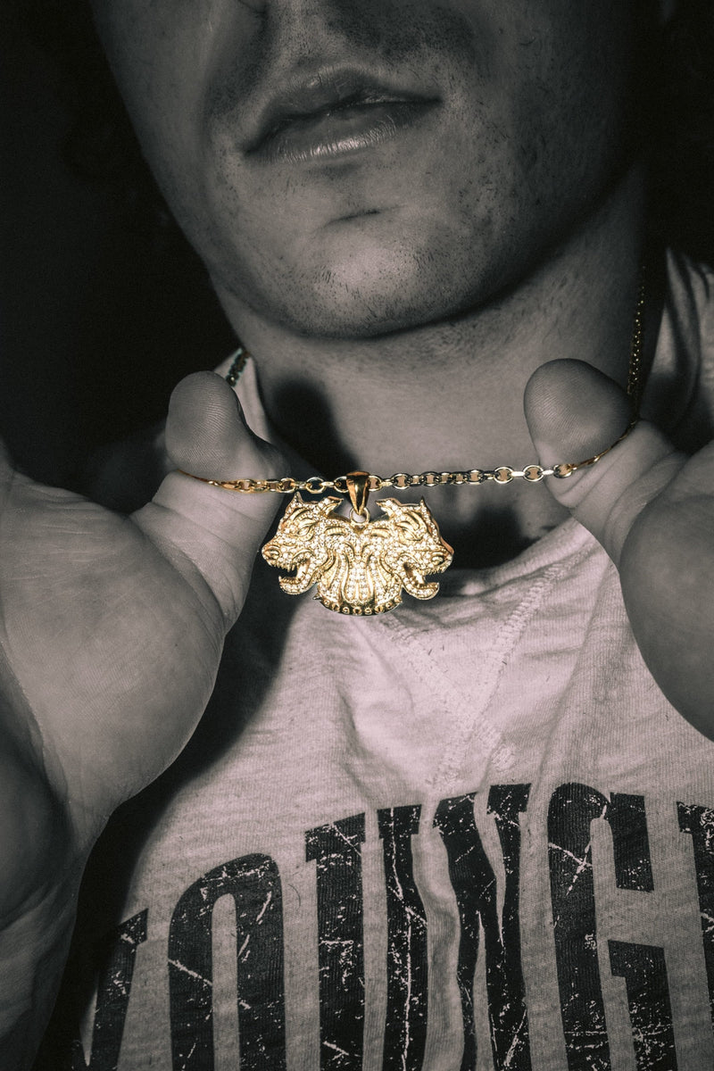 9102 Gold Twinsignia Pendant with two pitbulls, a 24-inch chain, and a 27 × 43 mm pendant.